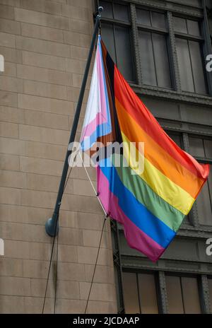 LGBTQ Progress Pride Flag angezeigt in New York City, USA 2022 Stockfoto