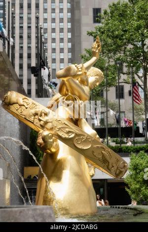 Die ikonische Statue des Prometheus befindet sich im Rockefeller Center Plaza, New York City, USA 2022 Stockfoto