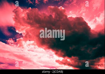 Lila dramatische Wolken in den dunklen Himmel Stockfoto