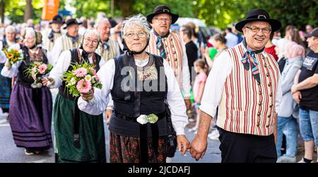 Hannover, Deutschland. 12.. Juni 2022. Mitglieder der Volkstanz- und Kostümgruppe Hemmoor kommen beim 'Parade der Vielfalt' im Rahmen des Niedersächsischen Tages 37. am Publikum vorbei. Quelle: Moritz Frankenberg/dpa/Alamy Live News Stockfoto