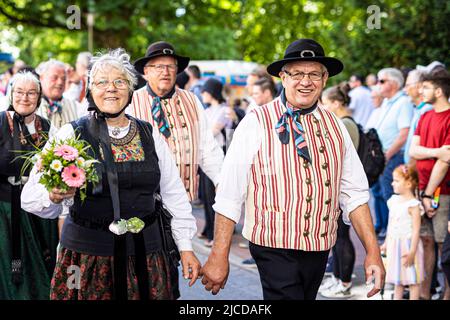 Hannover, Deutschland. 12.. Juni 2022. Mitglieder der Volkstanz- und Kostümgruppe Hemmoor kommen beim 'Parade der Vielfalt' im Rahmen des Niedersächsischen Tages 37. am Publikum vorbei. Quelle: Moritz Frankenberg/dpa/Alamy Live News Stockfoto