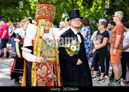 Hannover, Deutschland. 12.. Juni 2022. Mitglieder der Tanz- und Kostümgemeinschaft Apelern kommen beim 'Parade der Vielfalt' im Rahmen des Niedersächsischen Tages 37. am Publikum vorbei. Quelle: Moritz Frankenberg/dpa/Alamy Live News Stockfoto