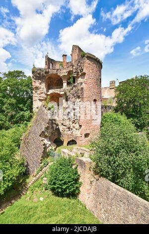 Heidelberg, Deutschland - Juni 2022: Gestrahlter und eingestürzter Turm namens Krautturm im historischen Heidelberger Schloss Stockfoto