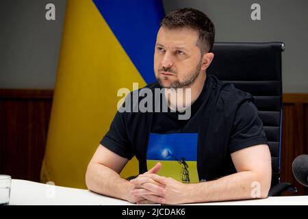 Kiew, Ukraine. 11.. Juni 2022. Der ukrainische Präsident Wolodymyr Zelenskyy spricht per Videolink zum Asiatischen Sicherheitsgipfel Shangri-La Dialogue aus seinem Situationsraum am 11. Juni 2022 in Kiew, Ukraine. Kredit: Ukrainisches Presidential Press Office/Ukraine Presidency/Alamy Live News Stockfoto