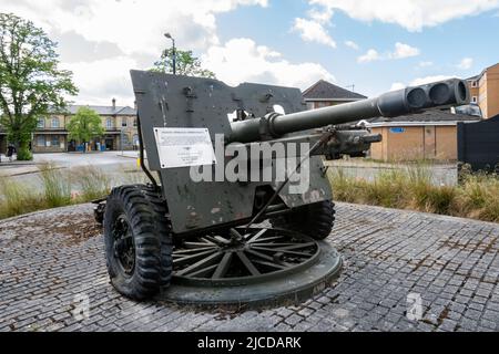 Ein 25 Pounder britische Feldgewehr und Haubitze gefunden bei der Annäherung an Aldershot Bahnhof, Hampshire, England, Großbritannien Stockfoto