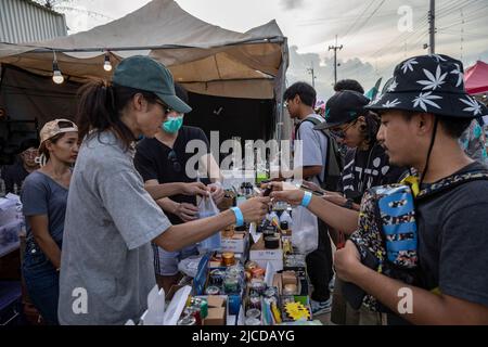 Nakhom Pathom, Thailand. 12.. Juni 2022. Festivalbesucher kaufen am zweiten Tag des Marihuana-Festivals „Thailand 420 Legal-AEW“ außerhalb von Nakhom Pathom, Thailand, am Sonntag, den 12. Juni 2022, rauchende Utensilien. Thailand entkriminalisierte vor kurzem Marihuana, was einen Boom im Marihuana-Geschäft ankurbelte. (Bild: © Andre Malerba/ZUMA Press Wire) Stockfoto