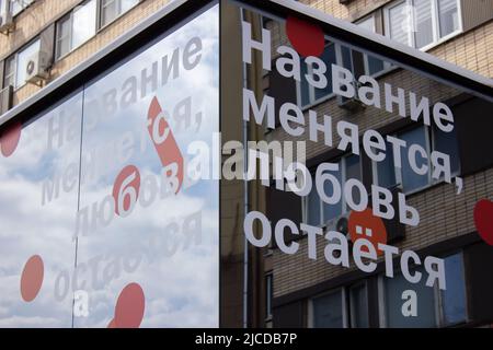 Moskau, Russland. 12.. Juni 2022. Das Motto des neuen Fast-Food-Restaurants, das McDonald's in Russland ersetzt hat. Das Motto übersetzt: „Der Name ändert sich, die Liebe bleibt.“ Russland findet einen Ersatz für Fast-Food McDonald's, nachdem das Unternehmen nach dem Krieg zwischen Russland und der Ukraine sein Geschäft eingestellt hat. McDonald's wurde am 31. Januar 1990 eröffnet. Das neue Ersatzrestaurant hat sein Logo enthüllt, aber es muss noch seinen neuen Markennamen bekannt geben, es ist auf dem Puschkinskaya-Platz in Moskau stationiert. Kredit: SOPA Images Limited/Alamy Live Nachrichten Stockfoto