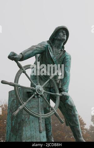 Das Fisherman's Memorial in Gloucester, Massachusetts an einem nebligen Tag. Stockfoto