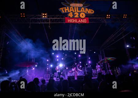 Nakhom Pathom, Thailand. 12.. Juni 2022. Musiker treten am zweiten Tag des Marihuana-Festivals „Thailand 420 Legal-AEW“ außerhalb von Nakhom Pathom, Thailand, am Sonntag, dem 12. Juni 2022 auf. Thailand entkriminalisierte vor kurzem Marihuana, was einen Boom im Marihuana-Geschäft ankurbelte. (Bild: © Andre Malerba/ZUMA Press Wire) Stockfoto