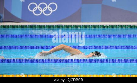 31.. JULI 2021 - TOKIO, JAPAN: Ein Schwimmer wärmt sich bei den Olympischen Spielen 2020 in Tokio auf (Foto: Mickael Chavet/RX) Stockfoto