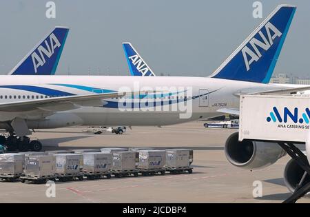 UM die Jahrhundertwende in Tokio begann ANA, die hochdichten Jumbo Jets auf Inlandsstrecken durch die moderne Boeing 777-300 zu ersetzen. Haneda JP Stockfoto