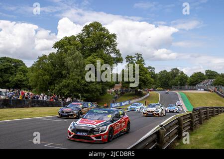 12.. Juni 2022; Oulton Park, Little Budworth, Kephire, England; Kwik Fit British Touring Car Championship, Oulton Park: Die Autos stehen am Start Stockfoto