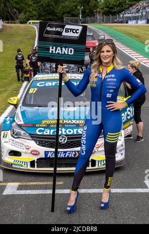 12.. Juni 2022; Oulton Park, Little Budworth, Kephire, England; Kwik Fit British Touring Car Championship, Oulton Park: Das Startmädchen für Ash Hand in seinem CarStore Power Maxed Racing Vauxhall Astra Stockfoto