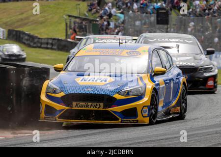 12.. Juni 2022; Oulton Park, Little Budworth, Kephire, England; Kwik Fit British Touring Car Championship, Oulton Park: Ashley Sutton in seinem NAPA Racing UK Ford Focus ST Stockfoto