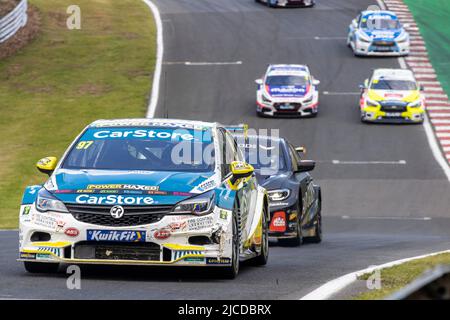 12.. Juni 2022; Oulton Park, Little Budworth, Kephire, England; Kwik Fit British Touring Car Championship, Oulton Park: Ash Hand in seinem CarStore Power Maxed Racing Vauxhall Astra führt das Feld an Stockfoto