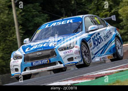 12.. Juni 2022; Oulton Park, Little Budworth, Kephire, England; Kwik Fit British Touring Car Championship, Oulton Park: Dexter Patterson in seinem Laser Tools Racing Infiniti Q50 Stockfoto