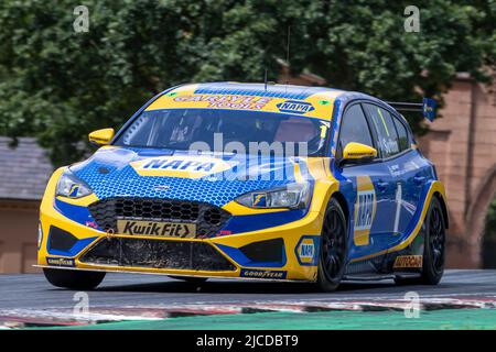 12.. Juni 2022; Oulton Park, Little Budworth, Kephire, England; Kwik Fit British Touring Car Championship, Oulton Park: Ashley Sutton in seinem NAPA Racing UK Ford Focus ST Stockfoto