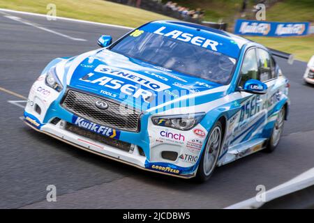 12.. Juni 2022; Oulton Park, Little Budworth, Kephire, England; Kwik Fit British Touring Car Championship, Oulton Park: Aiden Moffat in seinem Laser Tools Racing Infiniti Q50 Stockfoto