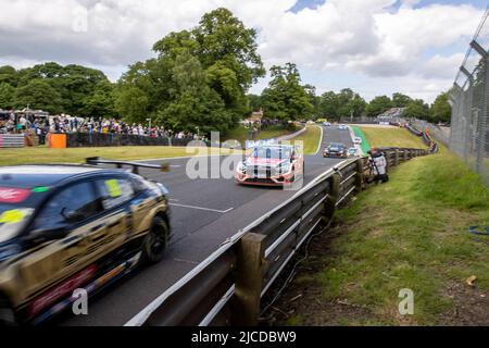 12.. Juni 2022; Oulton Park, Little Budworth, Kephire, England; Kwik Fit British Touring Car Championship, Oulton Park: Die Autos fliegen durch Deers Leap Stockfoto