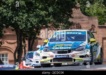 12.. Juni 2022; Oulton Park, Little Budworth, Kephire, England; Kwik Fit British Touring Car Championship, Oulton Park: Ash Hand in seinem CarStore Power Maxed Racing Vauxhall Astra führt vor dem Rudel in die Lodge-Ecke Stockfoto