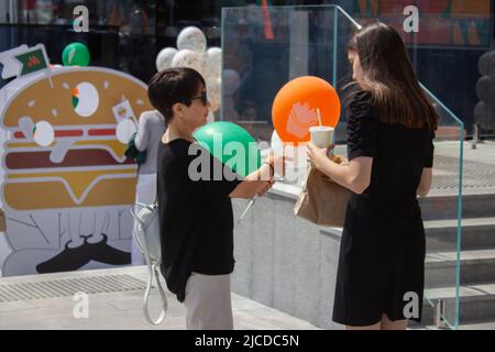 Moskau, Russland. 12.. Juni 2022. Erste Kunden kommen aus dem neuen Fast-Food-Restaurant, das als Ersatz für McDonald's auf dem Puschkinskaya-Platz in Moskau kam. Russland findet einen Ersatz für Fast-Food McDonald's, nachdem das Unternehmen nach dem Krieg zwischen Russland und der Ukraine sein Geschäft eingestellt hat. McDonald's wurde am 31. Januar 1990 eröffnet. Das neue Ersatzrestaurant hat sein Logo enthüllt, aber es muss noch seinen neuen Markennamen bekannt geben, es ist auf dem Puschkinskaya-Platz in Moskau stationiert. (Foto von Vlad karkov/SOPA Images/Sipa USA) Quelle: SIPA USA/Alamy Live News Stockfoto