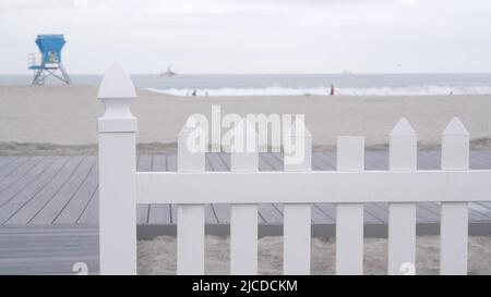 Rettungsschwimmer Stand oder Rettungsschwimmer Tower Hütte, Surfen Sicherheit am California Beach, USA. Rettungsstation, Wachturm oder Haus der Küstenlebensretter, Coronado Ocean Beach, Küste von San Diego. Weißer hölzerner Zaun. Stockfoto