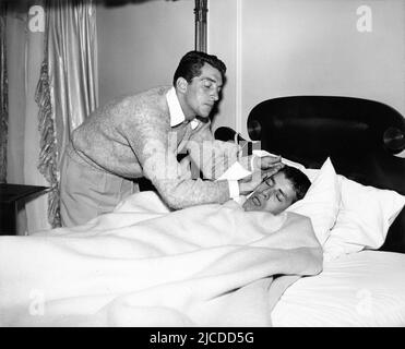 Das Comedy-Team DEAN MARTIN und JERRY LEWIS Gag posieren 1953 in ihrem Zimmer im Savoy Hotel, als sie nach England kamen, um im Londoner Palladium aufzutreten Stockfoto