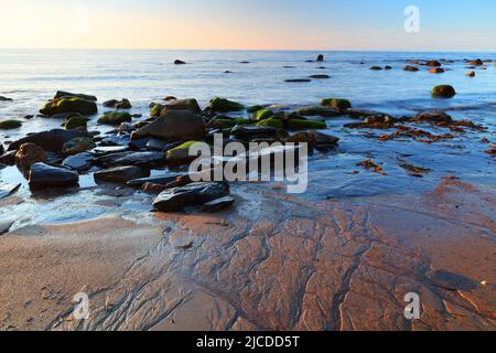 Blick auf die Nordsee mit Felsenbecken und Felsen im Vordergrund. Runswick Bay, North Yorkshire, England, Großbritannien. Stockfoto