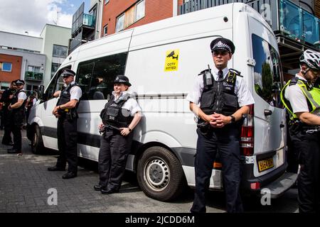 London, Großbritannien. 11.. Juni 2022. Polizeibeamte stehen während einer Einwanderungsrazzia in Evan Cook Close, Queens Road, wachsam. Der nigrische Mann, der wegen Einwanderungsdelikten verhaftet wurde, wurde auf Kaution freigelassen, nachdem sich Hunderte von Demonstranten am Ort des Einwanderungsrazzia in Peckham versammelt hatten. (Bild: © Thabo Jaiyesimi/SOPA Images via ZUMA Press Wire) Stockfoto