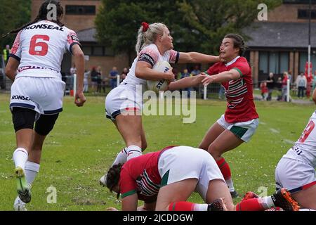 Crosskeys RFC, Wales 12. Juni 2022. Carys Marsh of Wales wird von Amy Hardcastle (England #4) übergeben. Credit Penallta Photographics/Alamy Live Stockfoto