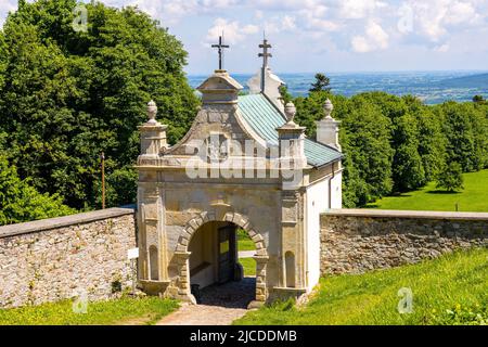 Swieety Krzyz, Polen - 5. Juni 2022: Lysa Gora, Swieety Krzyz Berg mit Tor zur mittelalterlichen Benediktinerabtei und Heiligtum in Swietokrzyskie Stockfoto