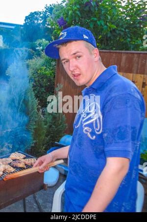 Zubereitung von Grill Lagerfeuer und Würstchen Fleisch Steak Huhn im Speckenbütteler Park Lehe Bremerhaven Bremen Deutschland. Stockfoto