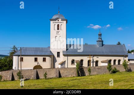 Swieta Katarzyna, Polen - 5. Juni 2022: St. Katharinenkirche und Benediktinerkloster im Dorf Swieta Katarzyna bei Bodzentyn in Swietokrzyskie Stockfoto