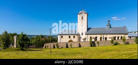 Swieta Katarzyna, Polen - 5. Juni 2022: St. Katharinenkirche und Benediktinerkloster im Dorf Swieta Katarzyna bei Bodzentyn in Swietokrzyskie Stockfoto