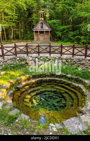 Swieta Katarzyna, Polen - 5. Juni 2022: Traditioneller Waldschrein und Quelle des heiligen Franziskus im Dorf Swieta Katarzyna bei Bodzentyn Stockfoto