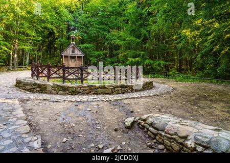 Swieta Katarzyna, Polen - 5. Juni 2022: Traditioneller Waldschrein und Quelle des heiligen Franziskus im Dorf Swieta Katarzyna bei Bodzentyn Stockfoto