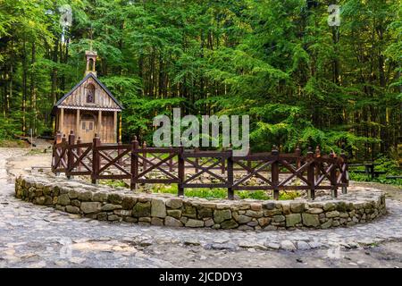 Swieta Katarzyna, Polen - 5. Juni 2022: Traditioneller Waldschrein und Quelle des heiligen Franziskus im Dorf Swieta Katarzyna bei Bodzentyn Stockfoto