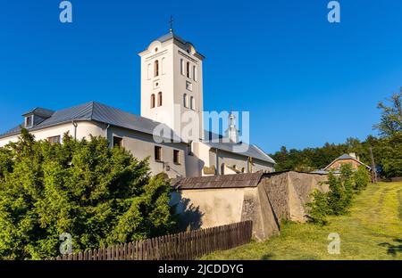 Swieta Katarzyna, Polen - 5. Juni 2022: St. Katharinenkirche und Benediktinerkloster im Dorf Swieta Katarzyna bei Bodzentyn in Swietokrzyskie Stockfoto