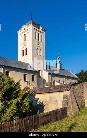 Swieta Katarzyna, Polen - 5. Juni 2022: St. Katharinenkirche und Benediktinerkloster im Dorf Swieta Katarzyna bei Bodzentyn in Swietokrzyskie Stockfoto