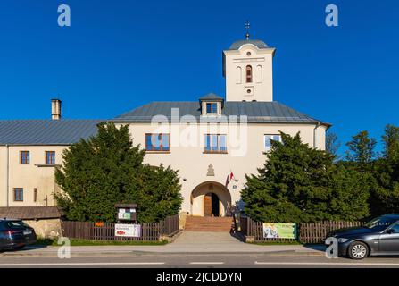 Swieta Katarzyna, Polen - 5. Juni 2022: St. Katharinenkirche und Benediktinerkloster im Dorf Swieta Katarzyna bei Bodzentyn in Swietokrzyskie Stockfoto