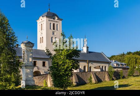 Swieta Katarzyna, Polen - 5. Juni 2022: St. Katharinenkirche und Benediktinerkloster im Dorf Swieta Katarzyna bei Bodzentyn in Swietokrzyskie Stockfoto