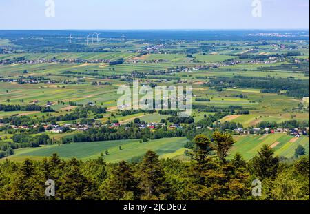 Panorama des Gory Swietokrzyskie Gebirges und der Täler mit den Dörfern der Region Starachowice und Kielce vom Gipfel des Berges Swieety Krzyz aus gesehen Stockfoto