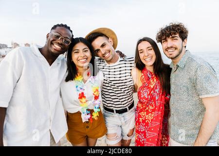 Gruppenportrait von multirassischen jungen Freunden im Sommer im Freien Stockfoto