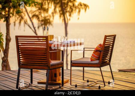 Sonnenuntergang am Meer in modernem Luxusrestaurant mit Terrasse. Luxushotel oder Resort-Restaurant. Stockfoto