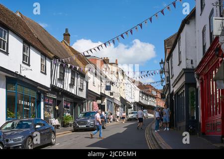 Alte Häuser und Geschäfte entlang der George Street im Zentrum von St. Albans, Hertfordshire, Südostengland Stockfoto