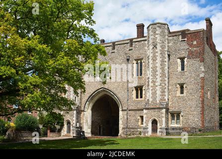 Das mittelalterliche Abbey Gateway auf dem Gelände der St Albans Cathedral, St Albans, Hertfordshire, Südengland Stockfoto