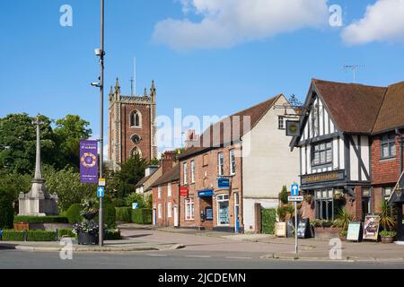 St Peter's Street und das Kriegsdenkmal in der Stadt St Albans, Hertfordshire, Südostengland, mit dem St. Peter Kirchturm im Hintergrund Stockfoto