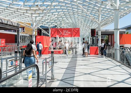 Mailand, Lombardei, Italien - 9. Juni 2022: Besucher der Furniture Expo (Salone del Mobile), der internationalen Ausstellung für Wohnmöbel. Stockfoto