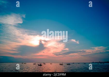 Wunderschöner Sonnenaufgang auf Meeresgrund mit tropischem Holzfischereiboot Stockfoto