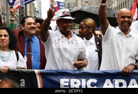 12. Juni 2022, New York, USA: (NEU) die National Puerto Rican Day Parade 65.. 12. Juni 2022, New York, USA: Nach zwei Jahren der Suspendierung aufgrund der COVID-19-Pandemie, der größten Parade zum Tag des Puerto Ricas 65. zur Feier der Unabhängigkeit des countryÃ¢â‚¬â„¢, Findet in New York statt, kommen Regen oder Sonnenschein nach Angaben der Organisatoren und die erwartete Menge sind etwa 1,5 Millionen Menschen marschieren von 43. bis 74 Straßen der Fifth Avenue, ab 11am. Es werden etwa 34 Festwagen erwartet, und dieses yearÃ¢â‚¬â„¢Parade-Thema lautet Ã¢â‚¬Å Klimawandel Ã¢â‚¬Â. Die Parade findet auf dem zweiten Sund statt Stockfoto